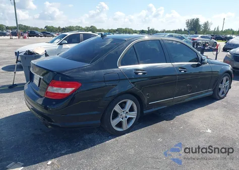 2011 Mercedes-Benz C 300 Luxury/Sport z USA, uszkodzony, nr VIN WDDGF5EB0BA447581